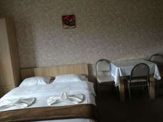 Отель 7star Тбилиси Трехместный номер с окном-2