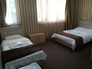 Отель 7star Тбилиси Трехместный номер с собственной ванной комнатой-1